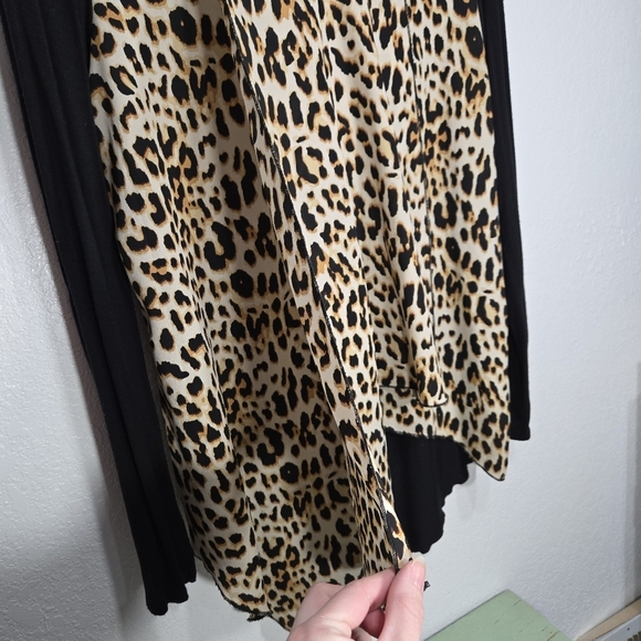 Harve Benard Medium Leopard Print Long Sleeve Asymmetrical Blouse - Picture 3 of 6